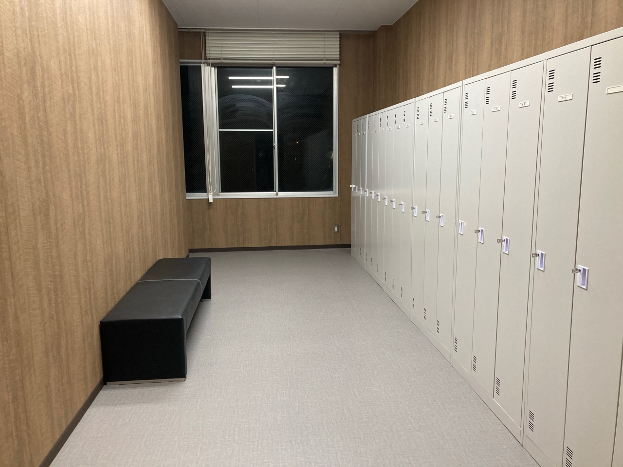 更衣室 施工事例 富山県のオフィス家具 新設 移転 改装 とやまオフィススペース Com